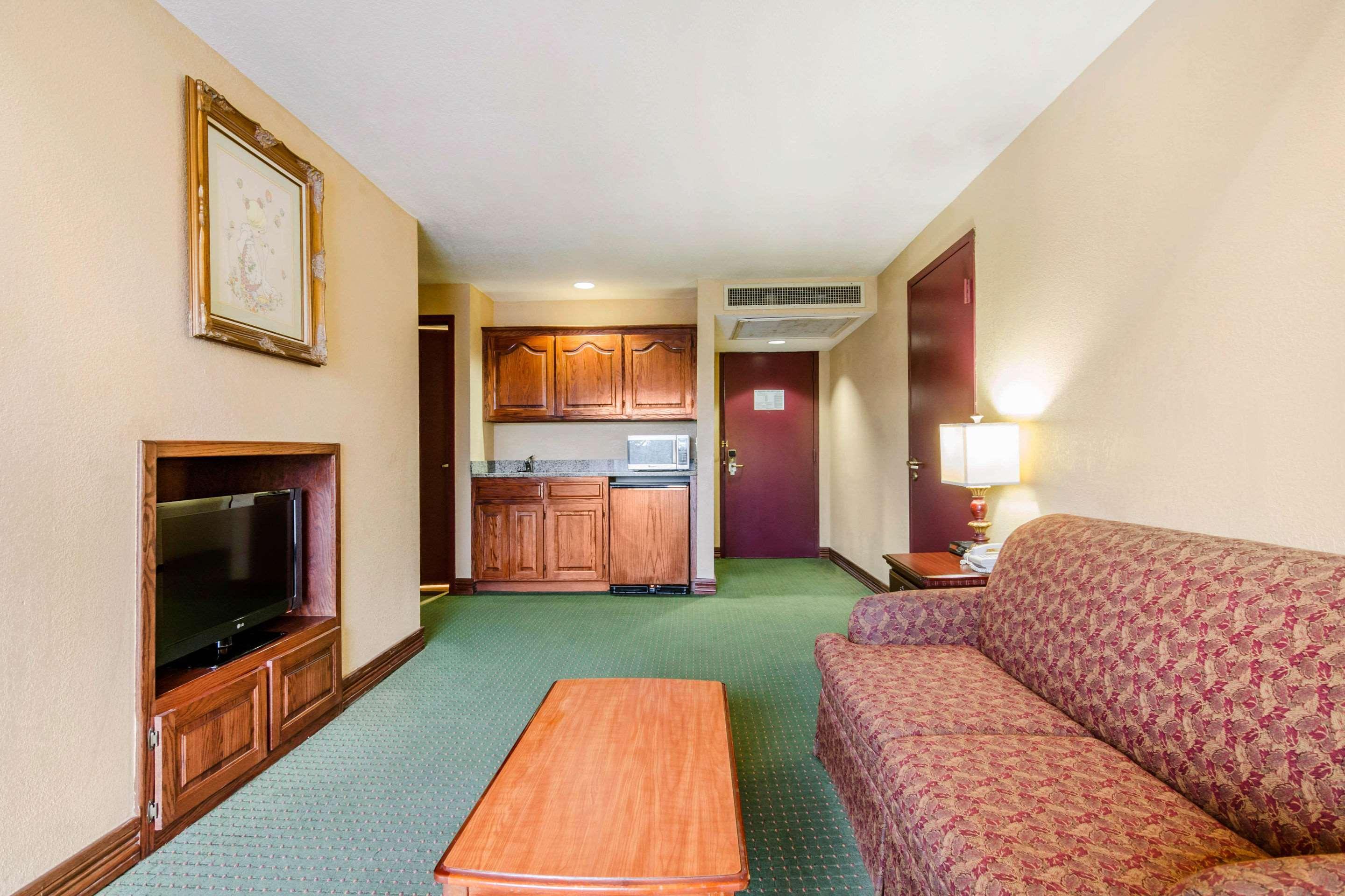 Quality Inn & Suites Carthage Εξωτερικό φωτογραφία